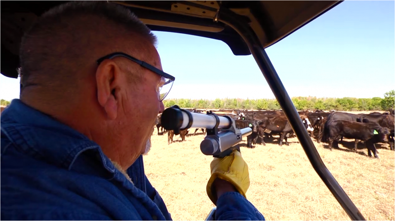 SmartVet-Compressed-Air-Gun Gambar produsen yang menerapkan insektisida dengan senapan angin terkompresi