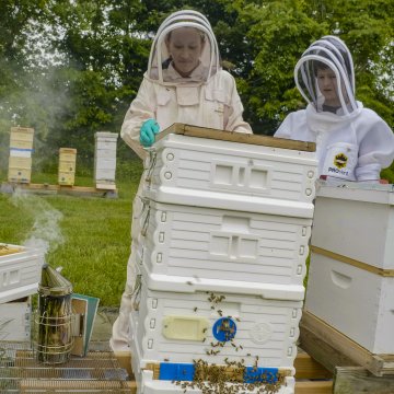 Apicultores en trajes